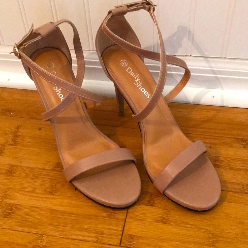 Tan 4” heels NWOB